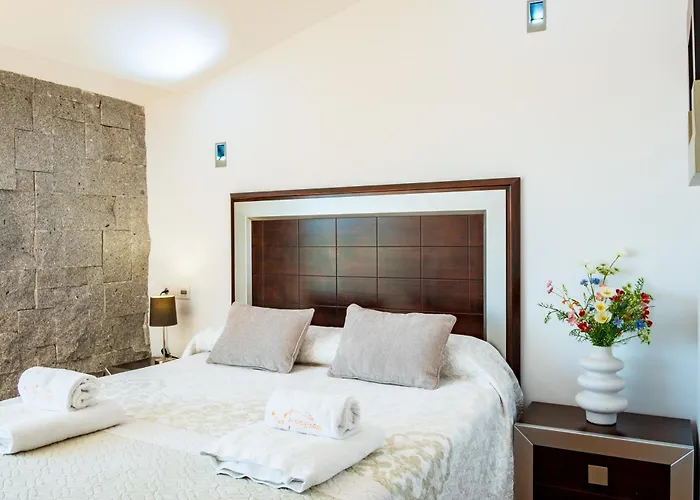 Entregredos Nyaraló *